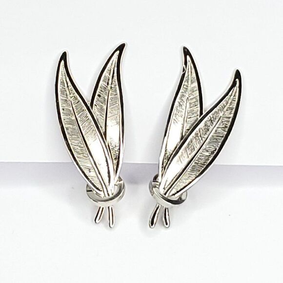 Vintage Silvertone Long Leaf Earrings Clip On Textured - Picture 1 of 3